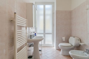Douche, sĂšche-cheveux, bidet, serviettes fournies