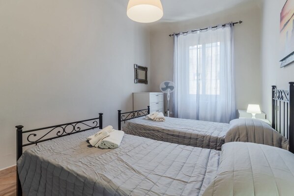 2 slaapkamers, een strijkplank/strijkijzer, internet, beddengoed