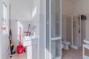 Regadera, secadora de cabello, bidet, toallas 