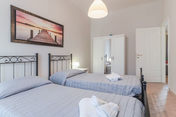 2 chambres, fer et planche à repasser, accès Internet, draps fournis