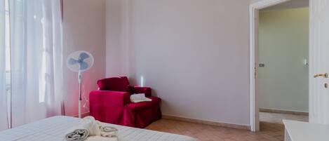 2 bedrooms, iron/ironing board, Internet, bed sheets