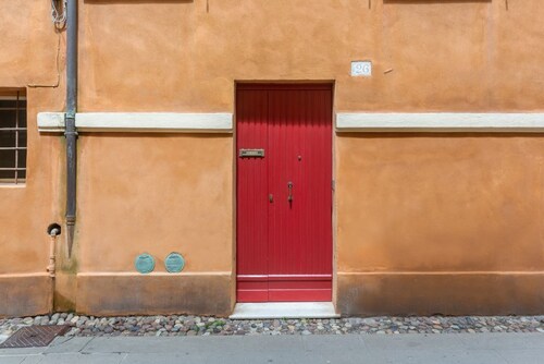 GuestHost - Ferrara Mignon Lilac House