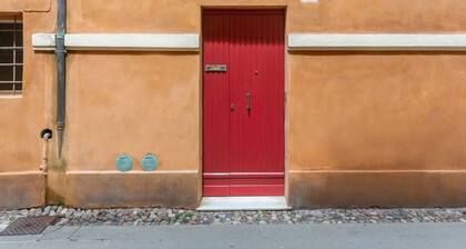 GuestHost - Ferrara Mignon Lilac House