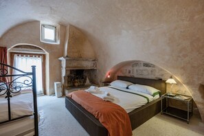 3 bedrooms, iron/ironing board, WiFi, bed sheets - GuestHost - Ortelle House of the 5 Fireplaces with terrace (Ortelle)
