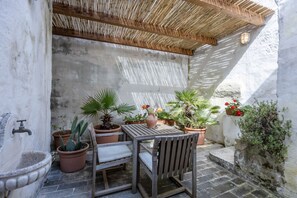 Outdoor dining - GuestHost - Ortelle House of the 5 Fireplaces with terrace (Ortelle)