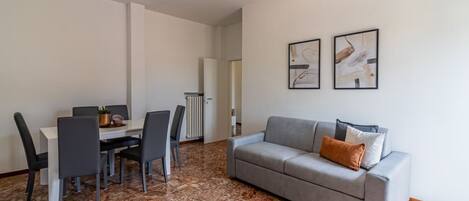 Una televisión de pantalla plana