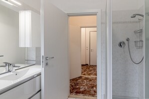 Shower, bidet, towels, toilet paper