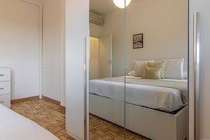2 bedrooms, iron/ironing board, WiFi