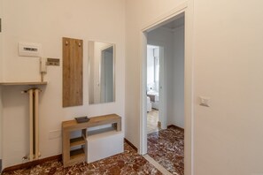 Une salle de bain avec un lavabo, un miroir et un meuble-lavabo en bois.