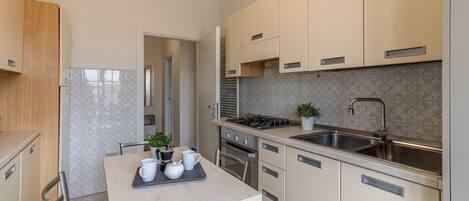 ثلاجة، غسالة أطباق، مستلزمات طهي/أطباق/أوعية