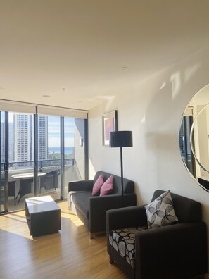 Smart TV - Private Apartment in Ruby-2 Bedroom 2 Bath
 (Surfers Paradise)