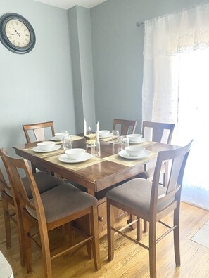 Dining - Comfortable and Cozy 3 bedroom Apartment (Summit)