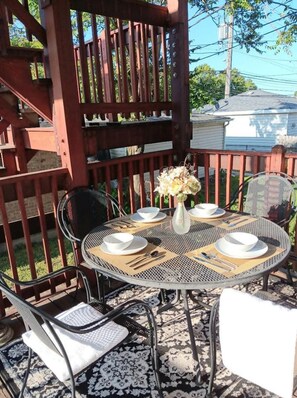 Outdoor dining - Comfortable and Cozy 3 bedroom Apartment (Summit)