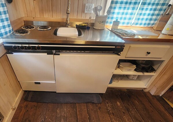 Refrigerador, microondas, horno y parrilla de estufa