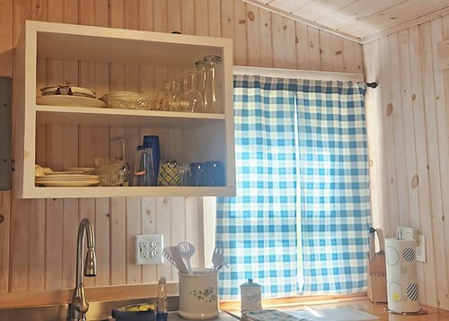 Cozy Cottage, Dog Friendly, Full Kitchen, Close to Beach, on Site Waterfall