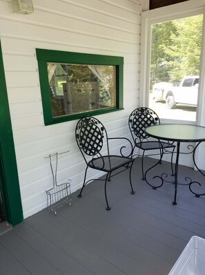 Dining - Cozy Cottage, Dog Friendly, Full Kitchen, Close to Beach, on Site Waterfall (Barton)