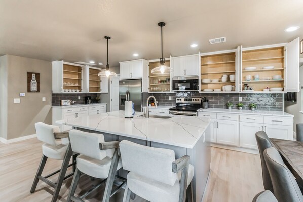 冷蔵庫、電子レンジ、オーブン、コンロ