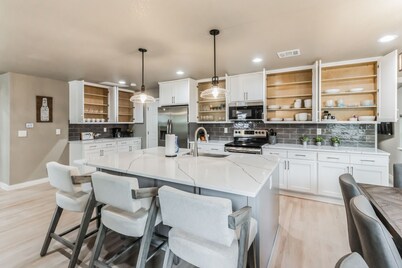 Fully Renovated 3 Bed/3Bath House 1 1/2 Blocks from AT&T Stadium