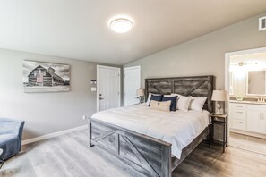 3 室のベッドルーム、アイロン / アイロン台、WiFi (無料)、ベッドシーツ