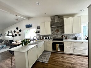 Réfrigérateur, four à micro-ondes, un four, surface de cuisson