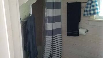 Douche, serviettes fournies, savon, papier toilette