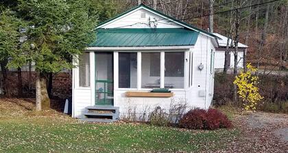 Cozy Cottage, Dog Friendly, Natural Wood, Full Kitchen, Sleeps 4, Close to Beach