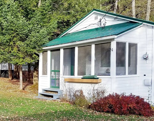 Cozy Cottage, Dog Friendly, Natural Wood, Full Kitchen, Sleeps 4, Close to Beach