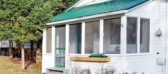 Cozy Cottage, Dog Friendly, Natural Wood, Full Kitchen, Sleeps 4, Close to Beach