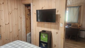 2 bedrooms, free WiFi, bed sheets - Cozy Cottage, Dog Friendly, Natural Wood, Full Kitchen, Sleeps 4, Close to Beach (Barton)