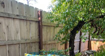 Sweet Studio, Private Patio. Close to park, disc golf, tennis, etc. 30 day min.