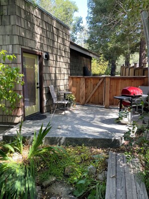 Outdoor dining - Sweet Studio, Private Patio. Close to park, disc golf, tennis, etc.  30 day min. (San Luis Obispo)