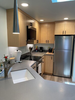 Fridge, microwave, oven, stovetop - Sweet Studio, Private Patio. Close to park, disc golf, tennis, etc.  30 day min. (San Luis Obispo)
