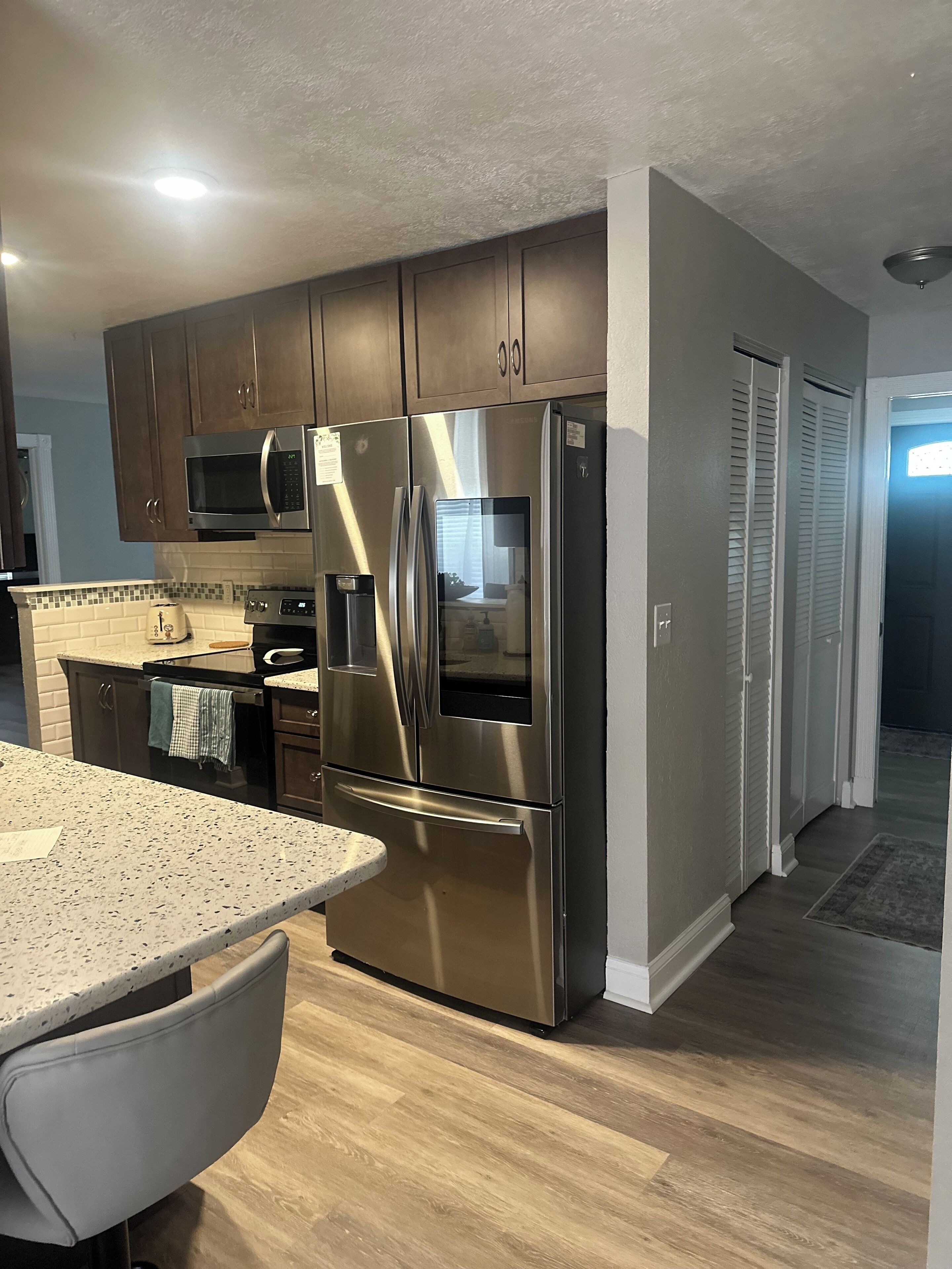 Frigorífic, microones, forn i placa de cuina 