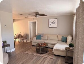 Smart-TV, bøker, musikkbibliotek og filmbibliotek