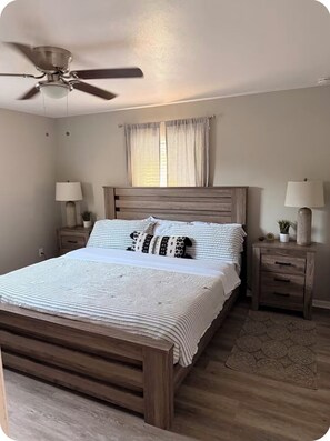 3 soverom, skrivebord, strykejern/-brett og reiseseng for barn