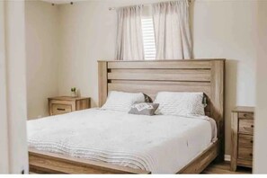 3 Schlafzimmer, Schreibtisch, Bügeleisen/Bügelbrett, Reisekinderbett