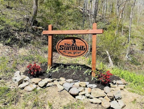 Amazing Views! Hot Tub!! Minutes from the Gorge!!!