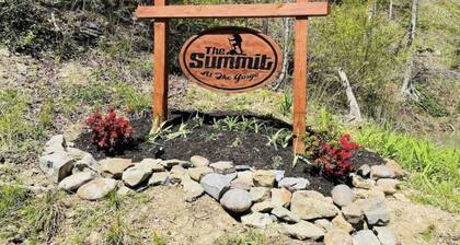 Amazing Views! Hot Tub!! Minutes from the Gorge!!!