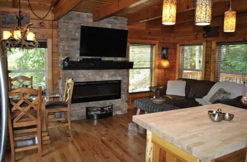 Amazing Views! Hot Tub!! Minutes from the Gorge!!!