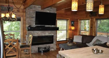 Amazing Views! Hot Tub!! Minutes from the Gorge!!!