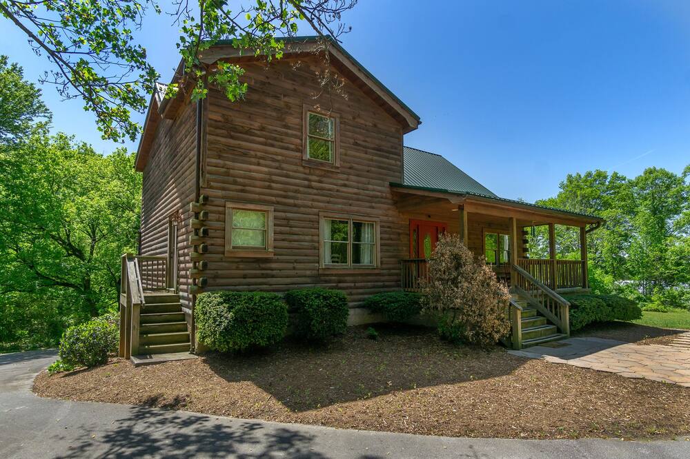 Cane Creek Cabin | Game Room, Pet Friendly & 25 min. to Downtown Asheville!