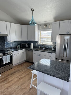 冷蔵庫、電子レンジ、オーブン、コンロ