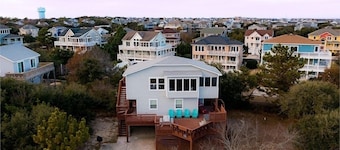 Updated, cozy cottage in Duck – 4 bedrooms, in town & oceanside w/ views!