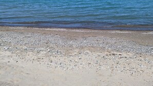 A beach with pebbles and a clear blue sky. - Cozy Pet Friendly Cottage, Partial Water View, Sleeps 7, Half Block from Beach! (Lexington)