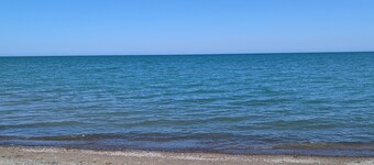 Cozy Pet Friendly Cottage, Partial Water View, Sleeps 7, Half Block from Beach!