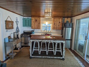 Réfrigérateur, four à micro-ondes, un four, surface de cuisson