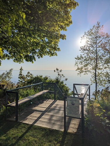 Cozy Pet Friendly Cottage, Partial Water View, Sleeps 7, Half Block from Beach!