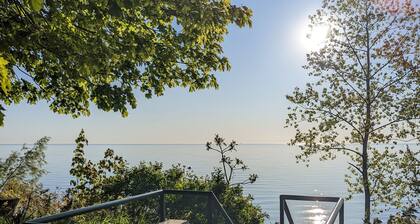 Cozy Pet Friendly Cottage, Partial Water View, Sleeps 7, Half Block from Beach!