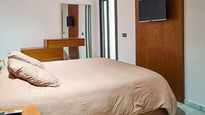 3 室のベッドルーム、WiFi (無料)、ベッドシーツ