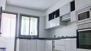 コーヒー / ティーメーカー、冷蔵庫、電子レンジ、オーブン